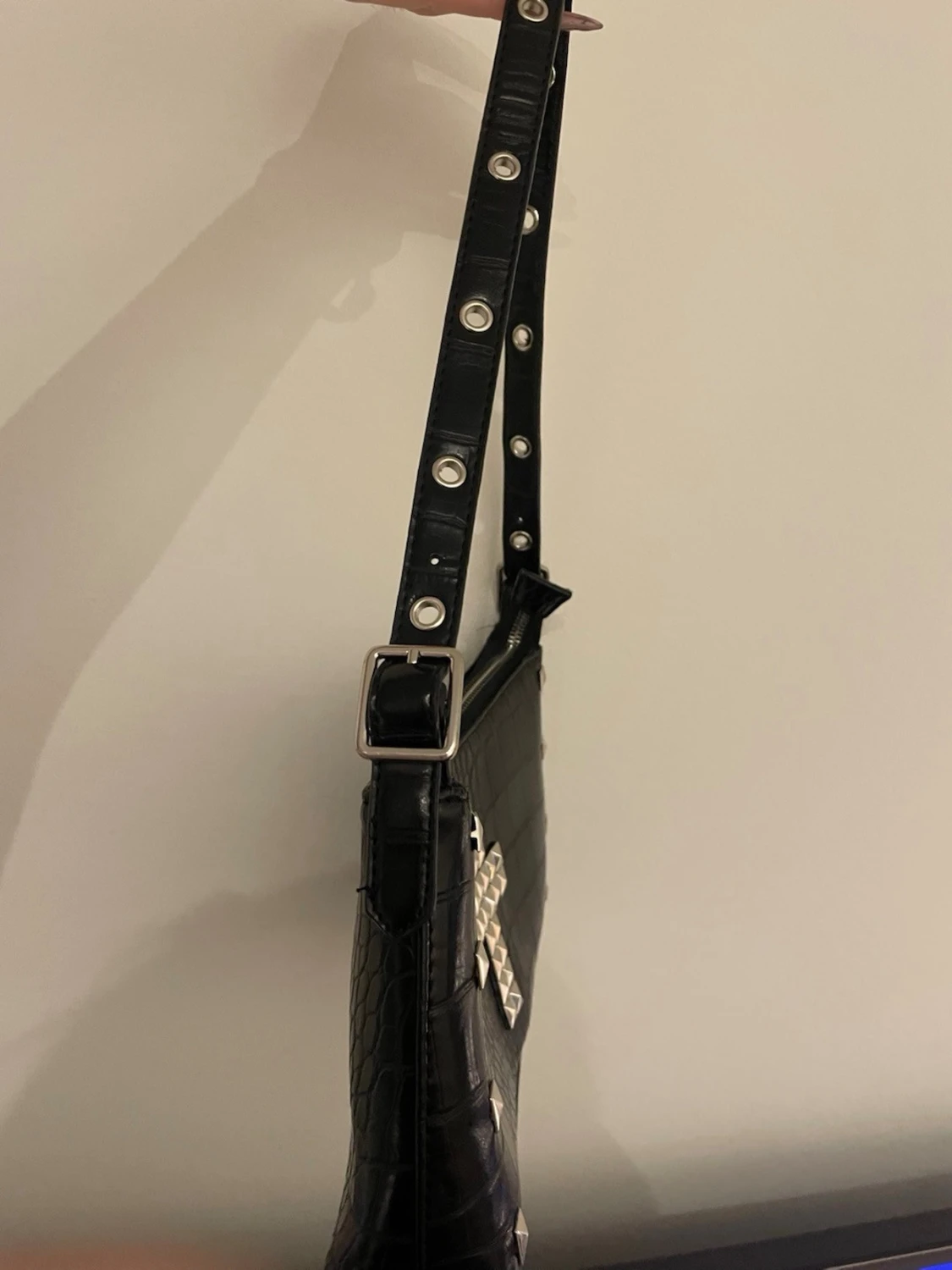 Svart axelväska med nitar - 3