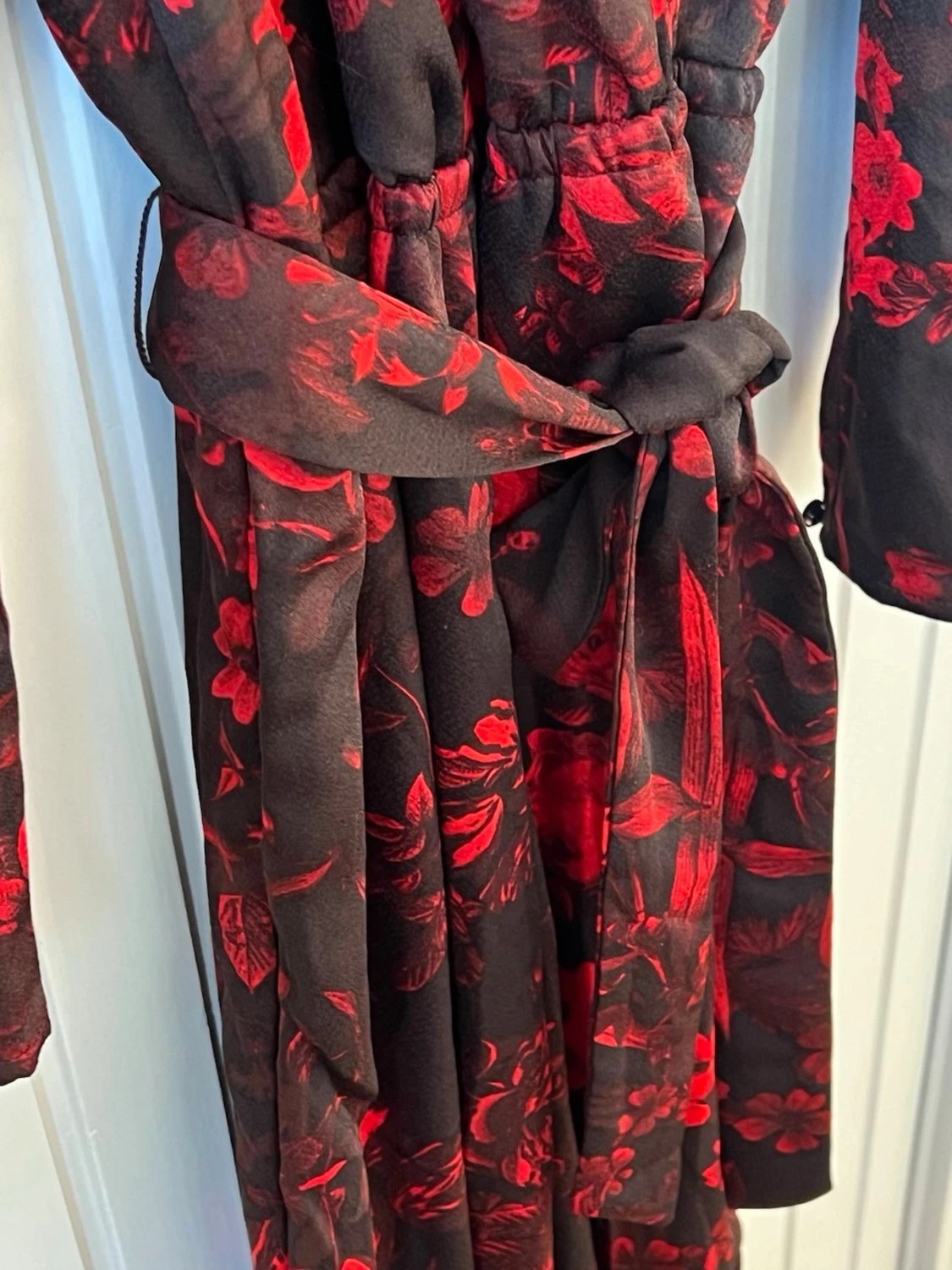 Vackert rödblommig byxdress - 2