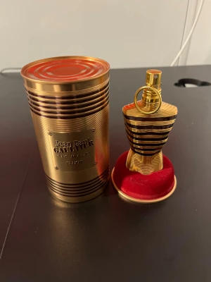Jean Paul Gaultier Le Male Elixir - Snygg och lyxig parfym med unik design från Jean Paul Gaultier. Le Male Elixir kommer i en guldfärgad förpackning som sticker ut i samlingen. Perfekt för dig som vill ha något extra. Det är ungefär 30ml kvar i flaskan vilket räcker ett tag. Perfekt parfym till vintern❄️