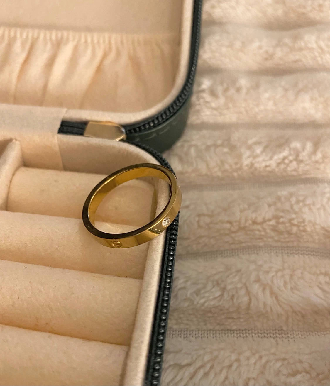 Guldfärgad ring med stenar - 1