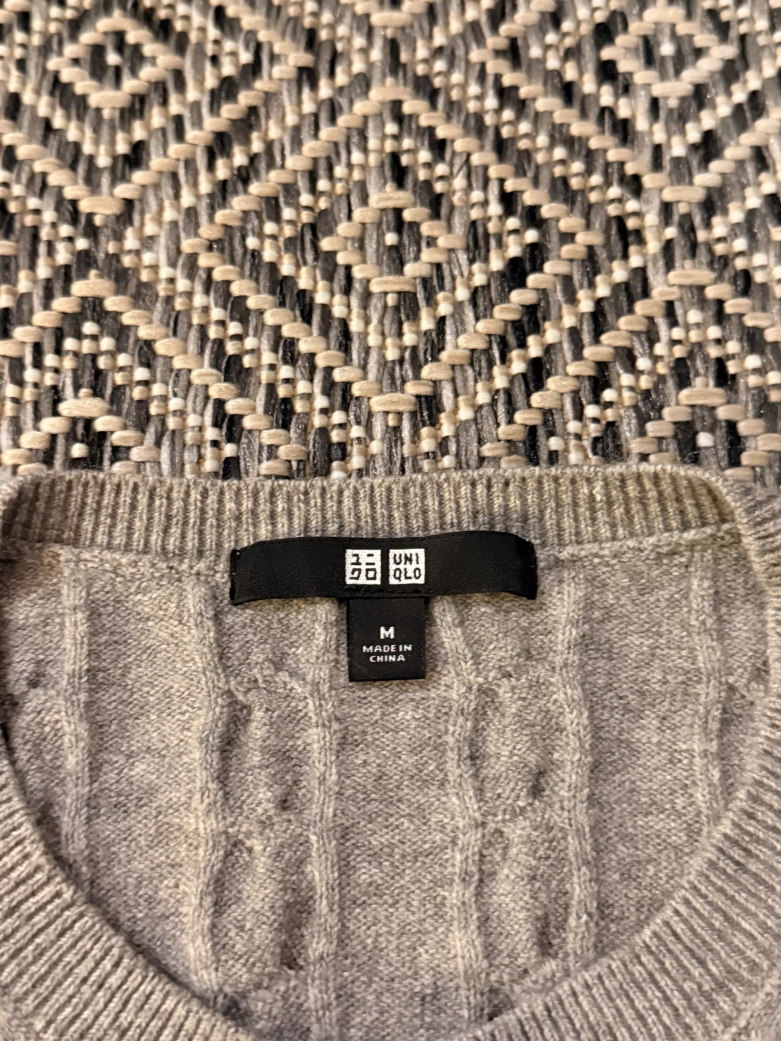 Grå kabelstickad kofta från Uniqlo - 2