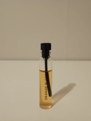Orange Blossom Essence parfymprov - Upptäck Orange Blossom Essence i ett smidigt provrör. Perfekt för dig som vill testa något nytt och fräscht. Enkel att ta med i väskan och använda när du vill.
