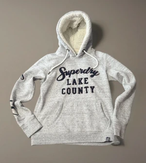 Superdry hoddie - Fin superdry hoddie med fodrad huva perfekt för vinter extremt bra skick på den och väldigt mysig bara och skriva om fundering