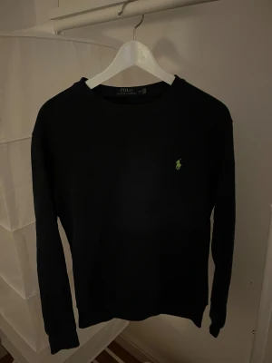 Mörkblå sweatshirt från Polo Ralph Lauren - Mörkblå sweatshirt från Polo Ralph Lauren. Riktigt snygg och unik. Hör av dig vid några funderingar.
