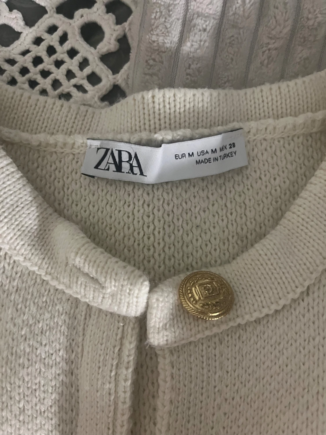 Vit stickad kofta från Zara med guldknappar - 2