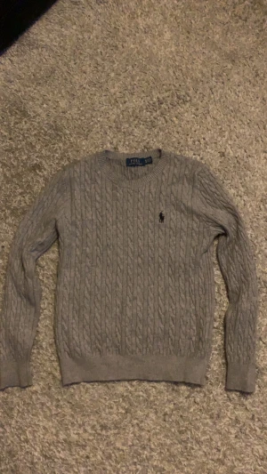 Ralph lauren tröja - Säljer nu min kabelstickade Ralph lauren tröja som är i väldigt bra skick utan några defekter, tröjan är i storlek M men sitter som en xs/xxs, hör av dig vid frågor eller funderinga