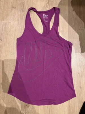 Lila träningslinne, Nike - Säljer två svarta i samma modell. 