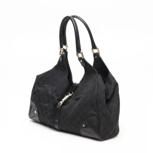 Gucci Jackie large GG bag - En svart Gucci Jackie Large GG. Otroligt fint skick och använd vid fåtal tillfällen. Köpt vintage i Stockholm. Kvitto finns samt dustbag. Bilderna är ifrån anonsen hos butiken. För fler bilder är det bara att skriva!💕Kan gå ner i pris vid en snabba affär!🌸