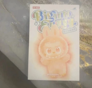 Beige pälsväst från Pop Mart - Säljer en beige pälsväst inspirerad av Pop Mart Biginto Bunny. Västen har en fluffig look med kaninöron och är gjord i mjukt syntetmaterial som ger en mysig känsla. Perfekt för dig som gillar gulliga och unika plagg med lite extra karaktär.