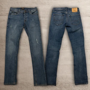 Jeans från Jack & Jones W30/L32 - Ett par väldigt snygga jeans från Jack and Jones i färgen blå. Storlek W30/L32. Mycket bra skick 9.5/10. Snygga revor! Modell slim/glenn. 😀