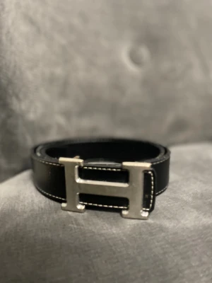 H-bälte - Använd ett tag men den är ändå i bra kondition, bara att den är lite repad på H märket. Skriv om ni undrar något 💬 