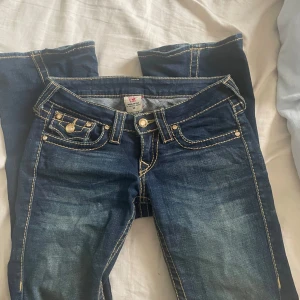 True Religion blå bootcut jeans - limited edition true religion jeans med de klssiska bakfickorna💕det finna knappar där bak, glömde bara knäppa dom på bilderna💞 andvända ett fåtal gången o är i prima skickk