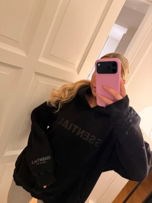 Hoodie från Essentials - Säljer en svart hoodie från essentials i stolek S, fint skick men hoodien är någorlunda urtvättad. 