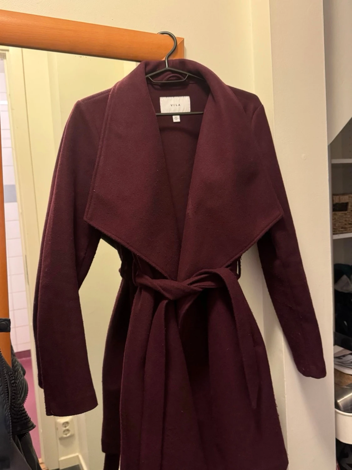 Vinröd kappa från VILA 