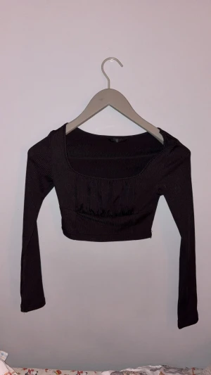 Svart croppad långärmad topp - En långärmad tank top från Shein. Väldigt fin , superkär i hur den ser ut på men använder inte tank tops längre.   En XS