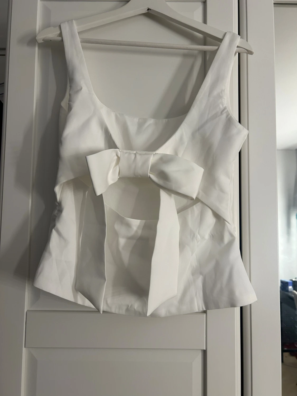 Vit linnetopp med rosett och öppen rygg - 1