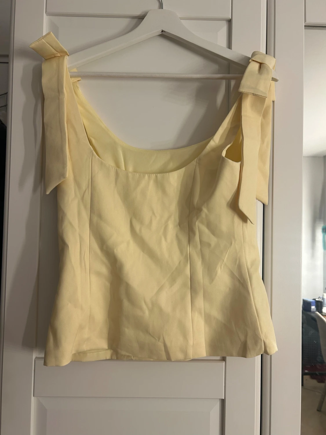 Ljusgul linnetopp med rosettband - 1