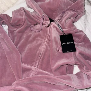 juicy couture tröja  - juicy couture rosa tröja,helt oanvänd🌟 men jag tog bort etiketten❤️priset kan diskuteras💞