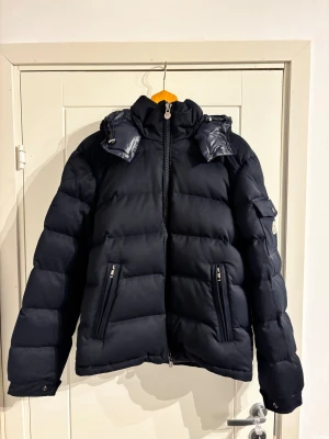Moncler Montgenevre  - Moncler Montgenevre Navy Jacka - Skick 10/10, oanvänd och endast testad. Fraktas inom 48h, vid frågor hör gärna av er