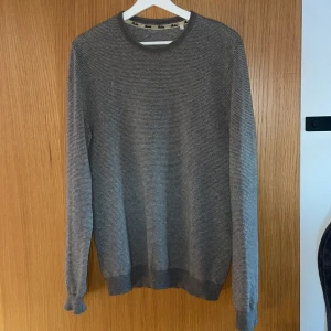 Tröja från Stenströms - Snygg  stickad tröja från Stenströms med diskret mönster och rund hals. Tröjan har en klassisk passform som funkar till jeans eller chinos. Perfekt för dig som gillar stilrena och enkla plagg. Tröjan är i relativt bra skick och liten i storleken så mer åt Medium!