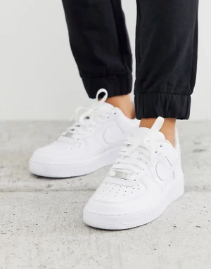 Nike Air Force 1 vita sneakers - Säljer ett par klassiska Nike Air Force 1 sneakers helt nya endast andvänd några gånger i helvitt skinn med perforerad tå, rund sula och snörning. Ikonisk siluett med låg profil och metallplatta vid snörningen. Perfekta för dig som vill ha en clean och tidlös look. 