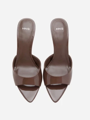 Bruna klackar MANGO - Snygga bruna pumps från MNG med öppen tå och spetsig form. Tillverkade i glansigt syntetmaterial. 