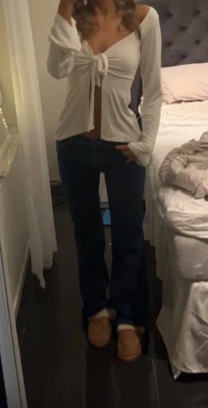 Mörkblå  jeans - Säljer ett par mörkblå jeans med bootcut-modell och normal passform. Jeansen har klassisk femficksdesign och är tillverkade i ett mjukt denimtyg. Perfekta för dig som gillar en tidlös och avslappnad stil.
