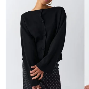 Svart kofta med knappar - Supersnygg svart kofta från Ginatricot, slutsåld på hemsidan i utmärkt skick, strl S💖