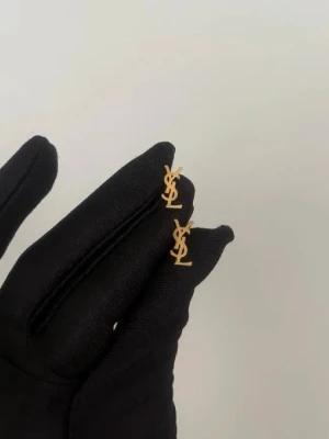 Örhängen ysl - Rostfritt stål