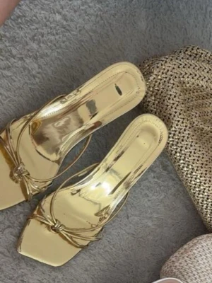 Guldiga klackskor - Säljer ett par glansiga guldiga klackskor  med fyrkantig tå och tunna remmar.