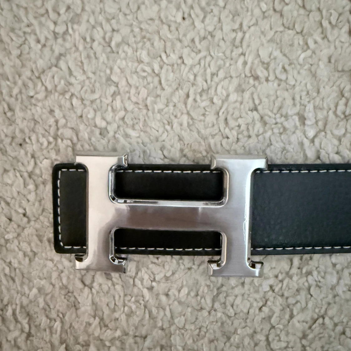 Svart skinnbälte med H-spänne - 1