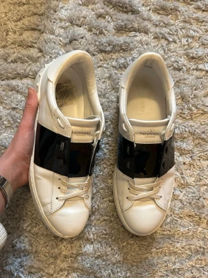 Valentino open - Valentino Garavani Open 🙌 | Skick - 9/10 | Inga defekter | Box, 1 dustbag + extra skosnöre följer med vid köp | Skriv privat vid frågor 🤝