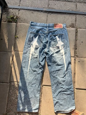 Bape jeans/ stjärntryck - Straight fit. De har ett märke på bakfickan jag inte vågat testa ta bort men annars väldigt fina / se bild. Osäker om autentisitet men märken ser bra ut imo.