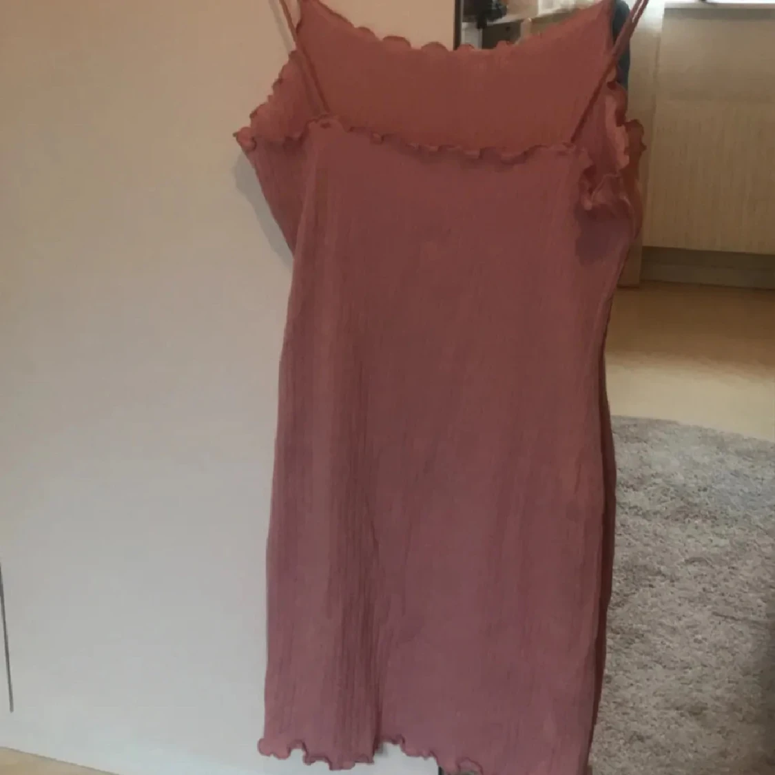 Rosa ribbad klänning med volangkant - 1