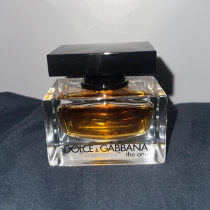 Dolce & Gabbana The One parfym från Essence - En ikonisk parfym från Dolce & Gabbana med stilren design. Har INTE använts alltså har den 40ml i sig kvar!🩷