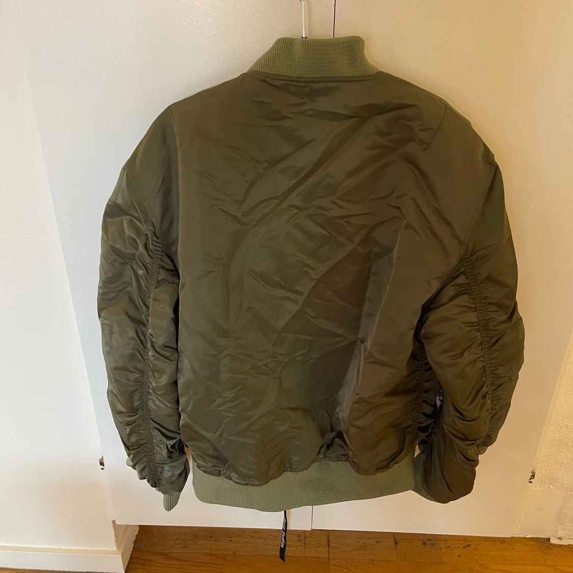 Olivgrön bomberjacka från Acne Studios - 1