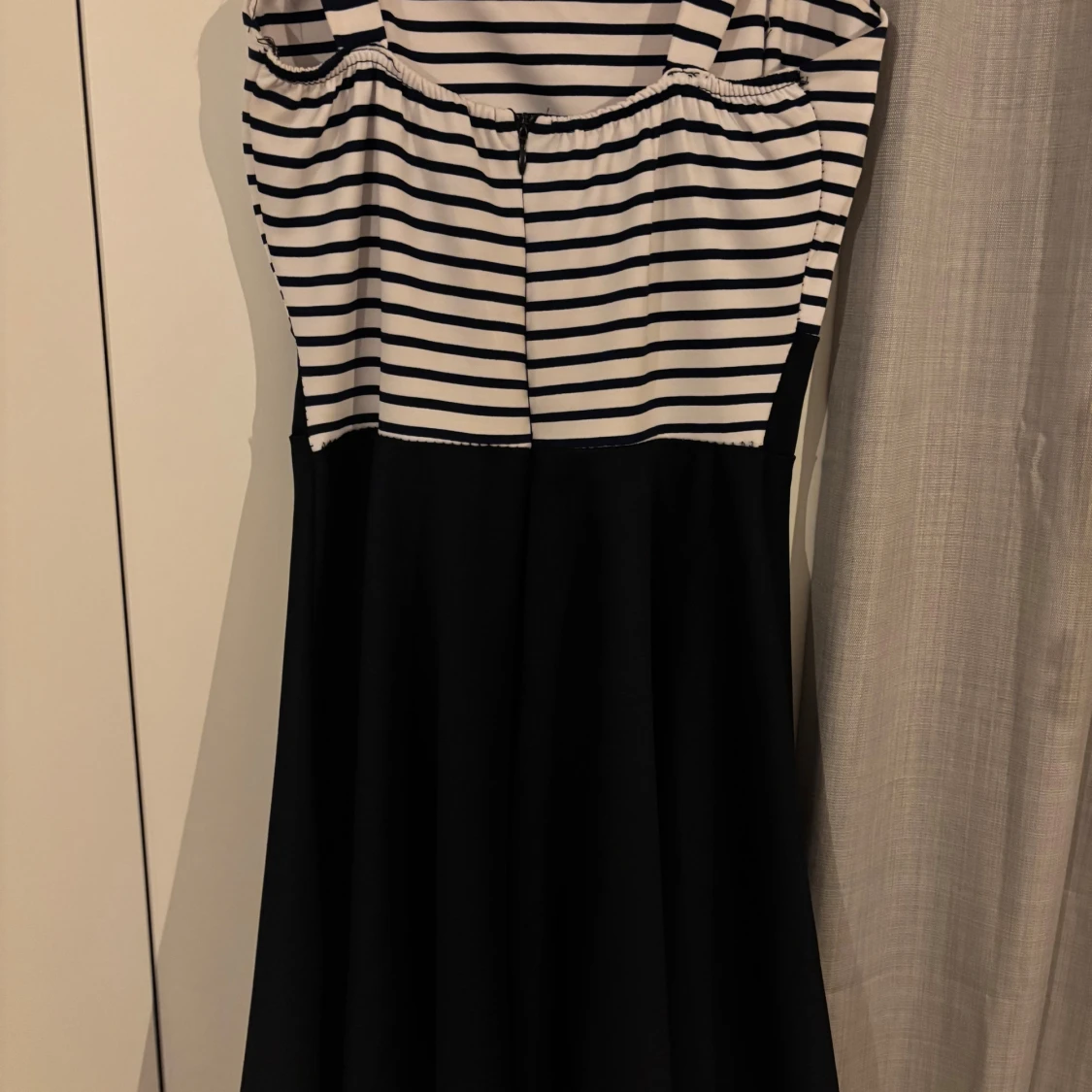 Randig marinblå kortklänning med knappar - 1