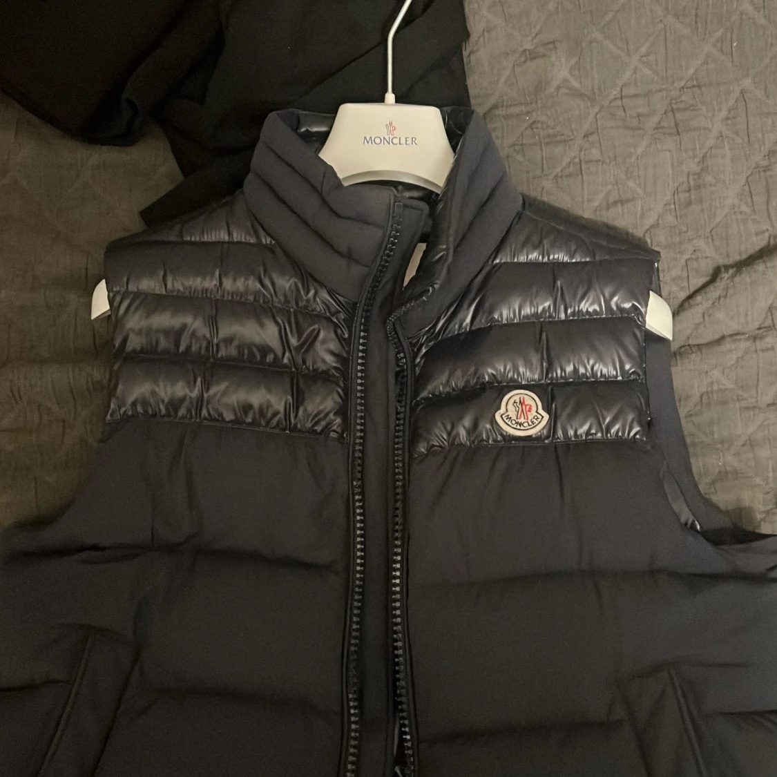 Mörkblå dunväst från Moncler - 1