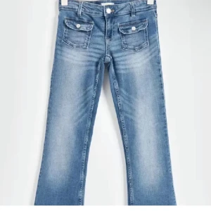 Bootcut jeans med framfickor  - Jättesnygga o sköna jeans från gina, aldrig använda och prislappen sitter kvar!! jätte snygga jeans till en snygg look och väldigt sköna och lågmidjade💕💕nypris 360kr!!