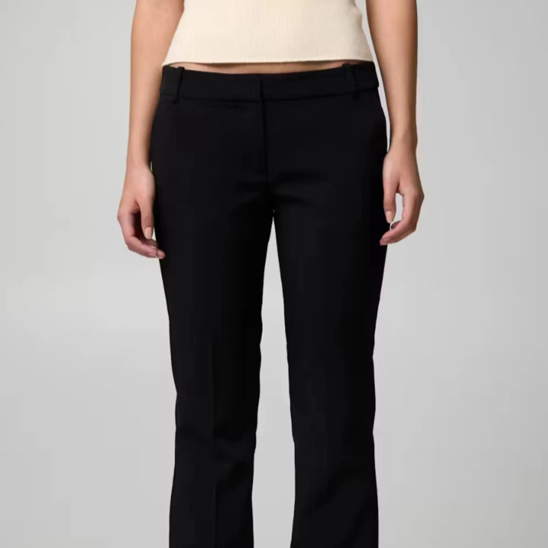 Svarta lågmidjade kostymbyxor från BikBok