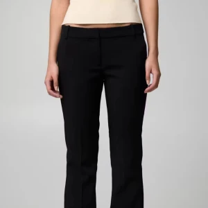 Svarta lågmidjade kostymbyxor från BikBok - Snygga svarta kostymbyxor från BikBok med en klassisk design. Byxorna har en rak passform och är perfekta för en stilren look. De är tillverkade i ett bekvämt material som ger en elegant känsla.(dom är uppsprättade längs ner, men inget som syns)