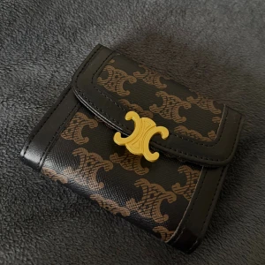 Snygg liten plånbok - Snygg plånbok. Lite skavd i ena hörnet men inget som syns riktigt 