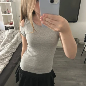 grå t-shirt  - grå t-shirt med snygga axlar 