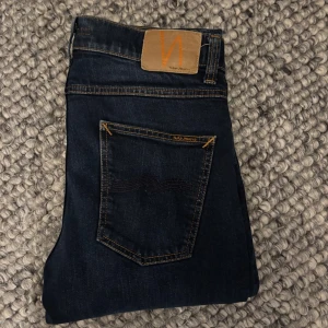 Nudie lean Dean jeans - Snygga mörkblå jeans från Nudie. Modellen är Lean Dean och passformen är slim, skicket är mycket bra. Hör av er om ni har några funderingar. Priset är ej hugget i sten.