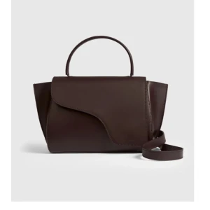 Brun handväska från ATP Atelier - Snygg och stilren handväska i mörkbrunt skinn från ATP Atelier med namnet Arezzo Walnut Leather Handbag . Måtten H 18.5cm W 34cm D 10.5cm. Väskan är helt oanvänd, dustbag mm finns och köpt för 5200🌸