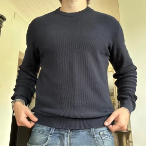 Tröja från Zara - Säljer en schysst tröja från ZARA | Storlek Large (sitter som Medium) | Modellen på bilden är 178cm | Hör av dig vid minsta fundering