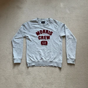 Grå sweatshirt Morris Crew - Tjena, säljer denna riktigt feta Morris tröjan med trycket 'Morris Crew 68' på. Skicket är väldigt fint kanske en 8,5/10. Storlek M, killen på bilden är 182 cm. Släng iväg ett dm för frågor! 🍾📩