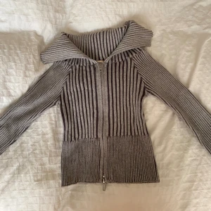 Urban Outfitters kofta - Säljer min jättefina kofta från Urban Outfitters som aldrig kommer till användning. Den är som ny