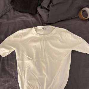 T-shirt - Från Zara, ish stickad, aldrig använt men legat i garderoben ett tag och därav skrynklig. 