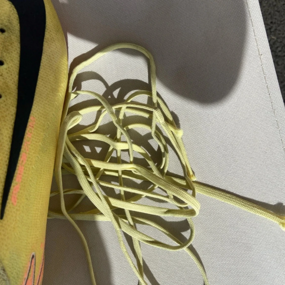 Gula Nike fotbollsskor med svart swoosh - 3